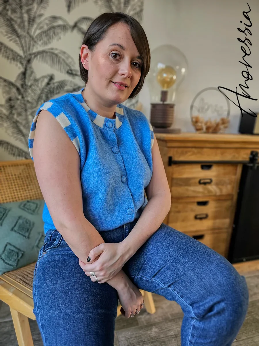 Gilet Azzura — Gilet Bleu Sans Manches Détails Blancs Femme – Image 5